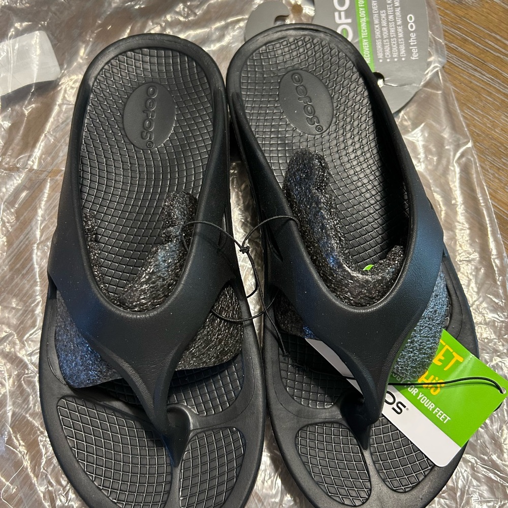 OOFOS Black Comfort Flip Flops New Women’s 9 Men’s 7
